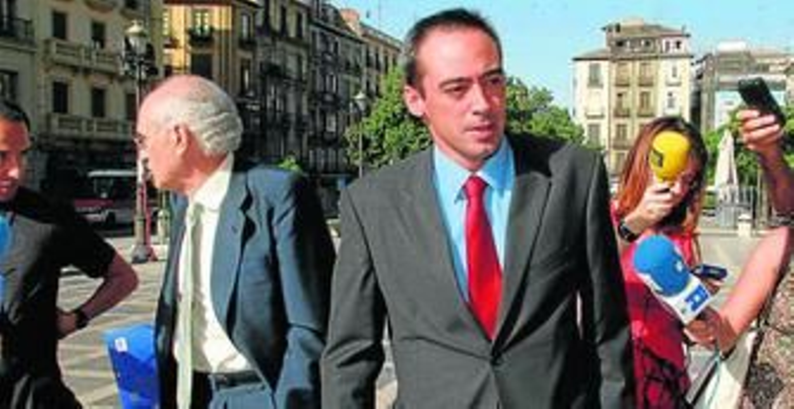 Francisco Javier de Urquía (dcha.), en las inmediaciones del TSJA, en Granada, donde fue juzgado.