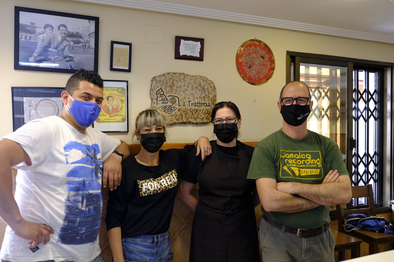 Fotogalería de la Pizzeria La Trattoria, 20 años de vida. Almería