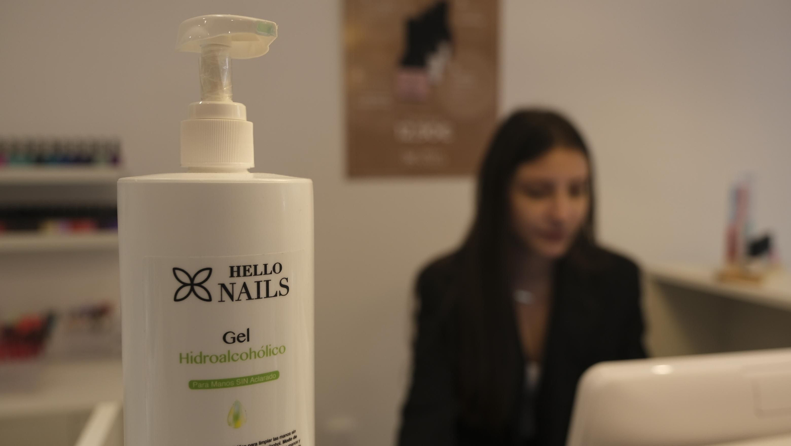 Imágenes de la nueva franquicia de Hello Nails en Almería