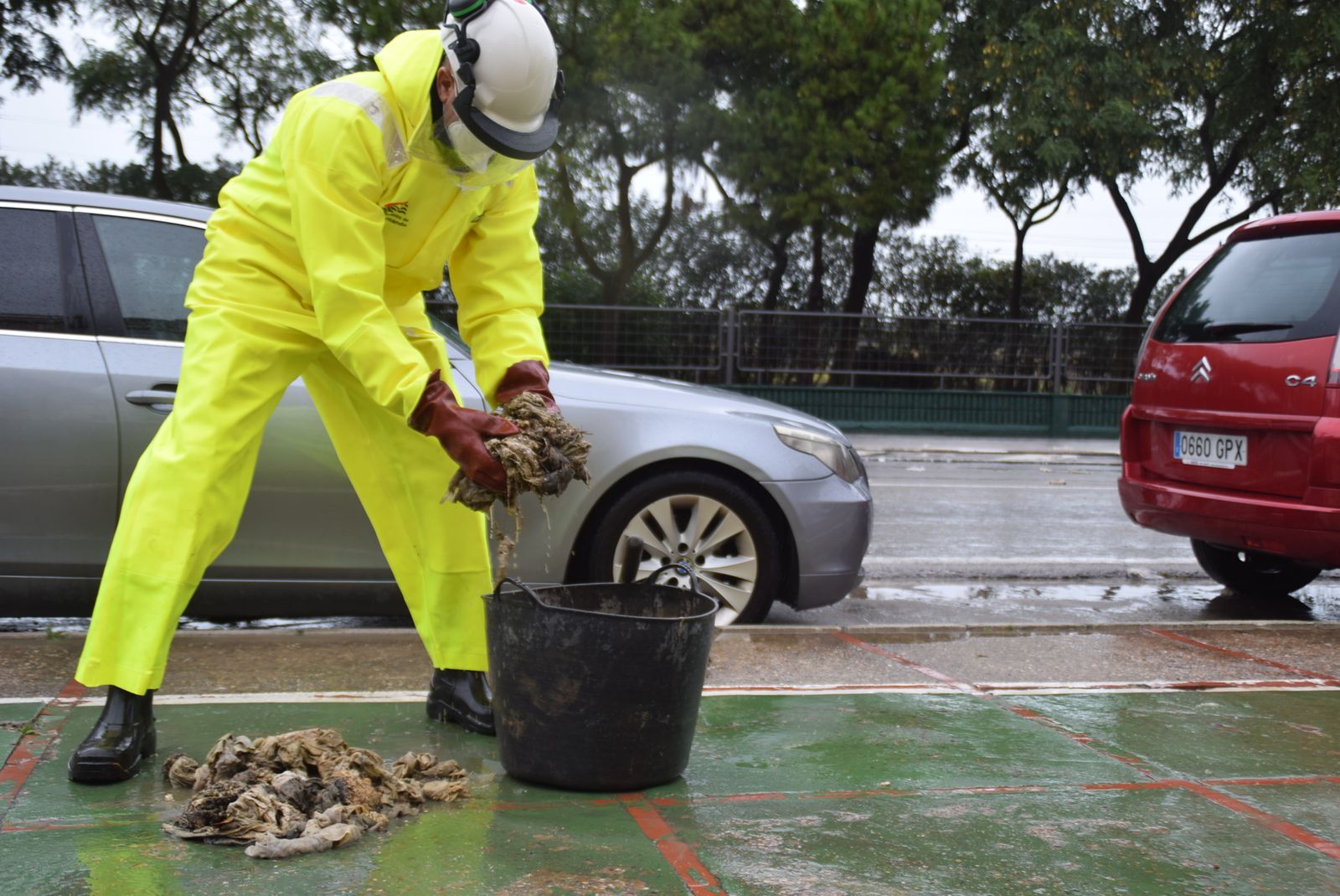 Un operario de Hidralia en una de las intervenciones llevadas a cabo con las lluvias.