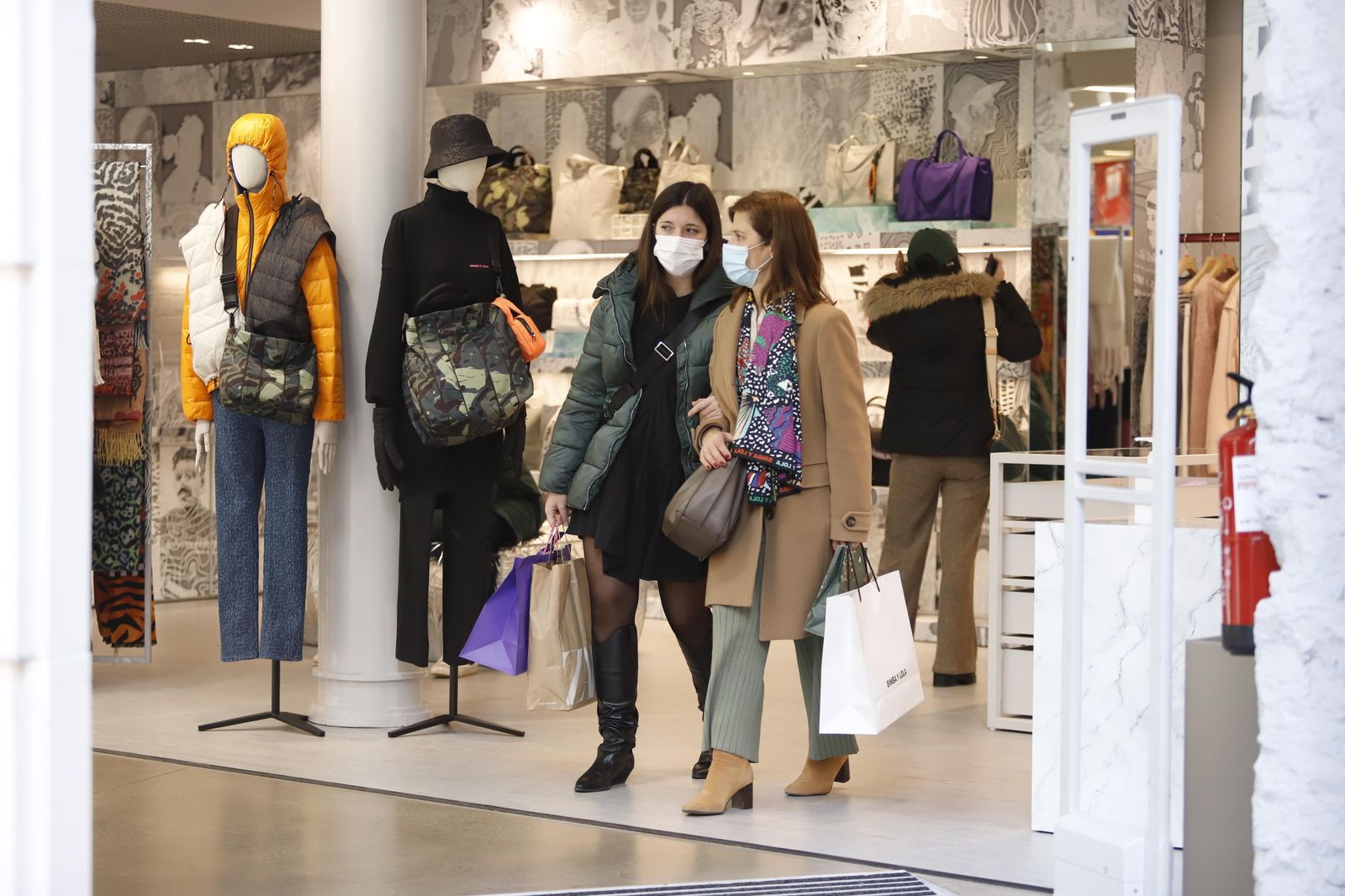 Gente de compras en Granada en las pasadas Navidades