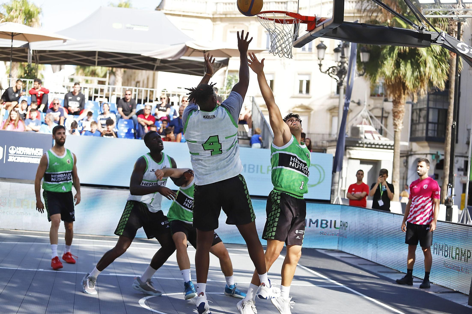 Imágenes del circuito Herbalife 3x3 de baloncesto en la Plaza de Las Monjas de Huelva