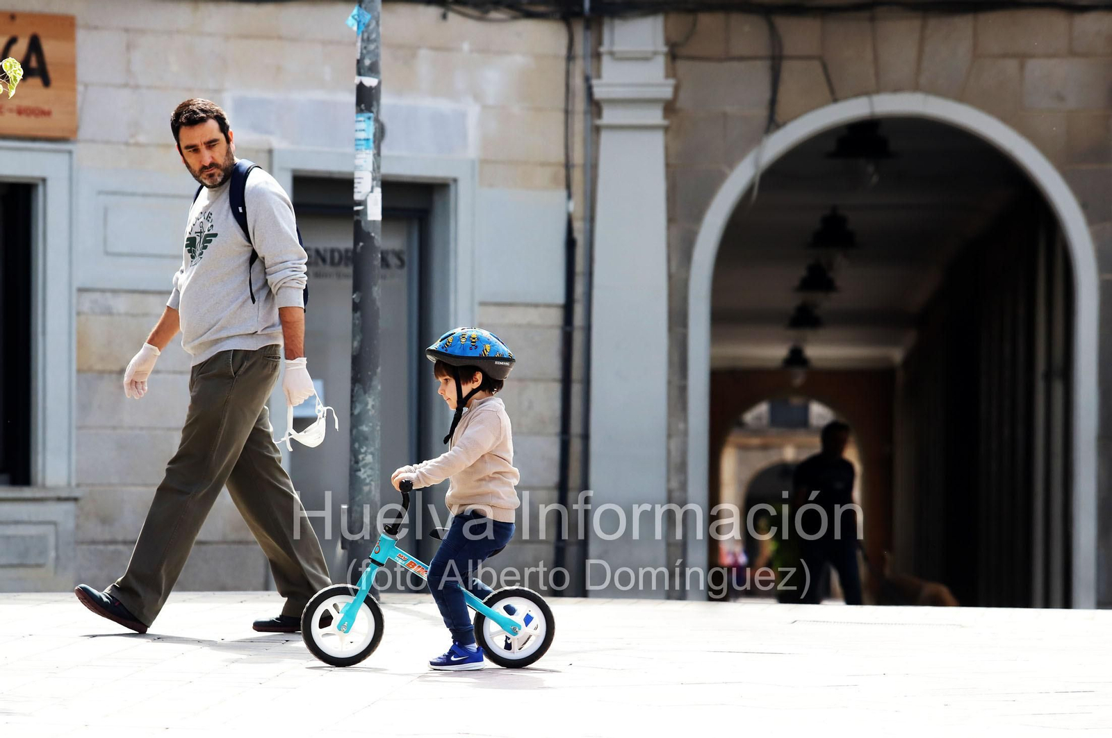 Imágenes del primer día de la salida de niños a la calle en el estado de alarma por coronavirus