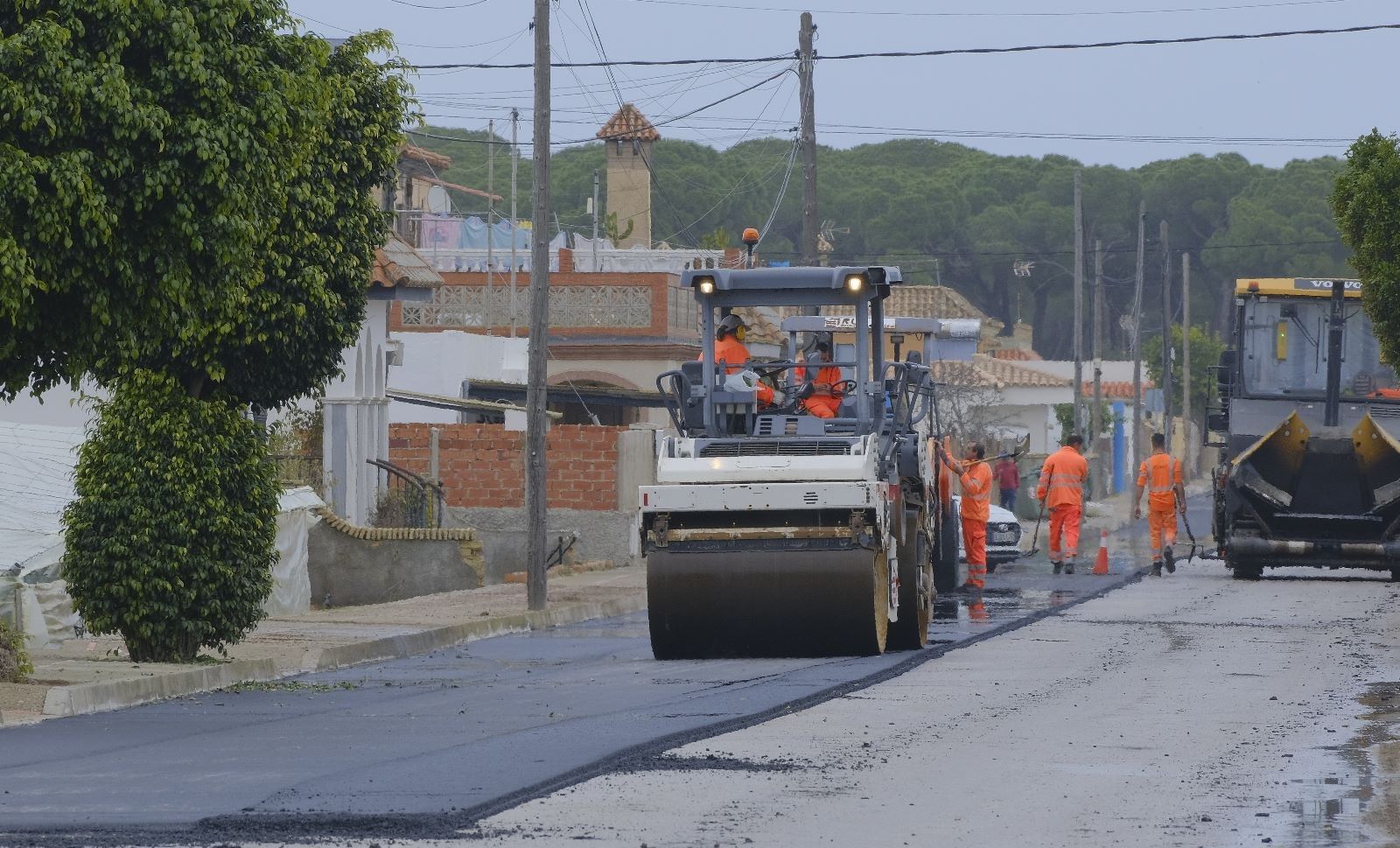 Este lunes han comenzado las obras de asfaltado de un nuevo tramo de la carretera de La Algaida, en Sanlúcar.
