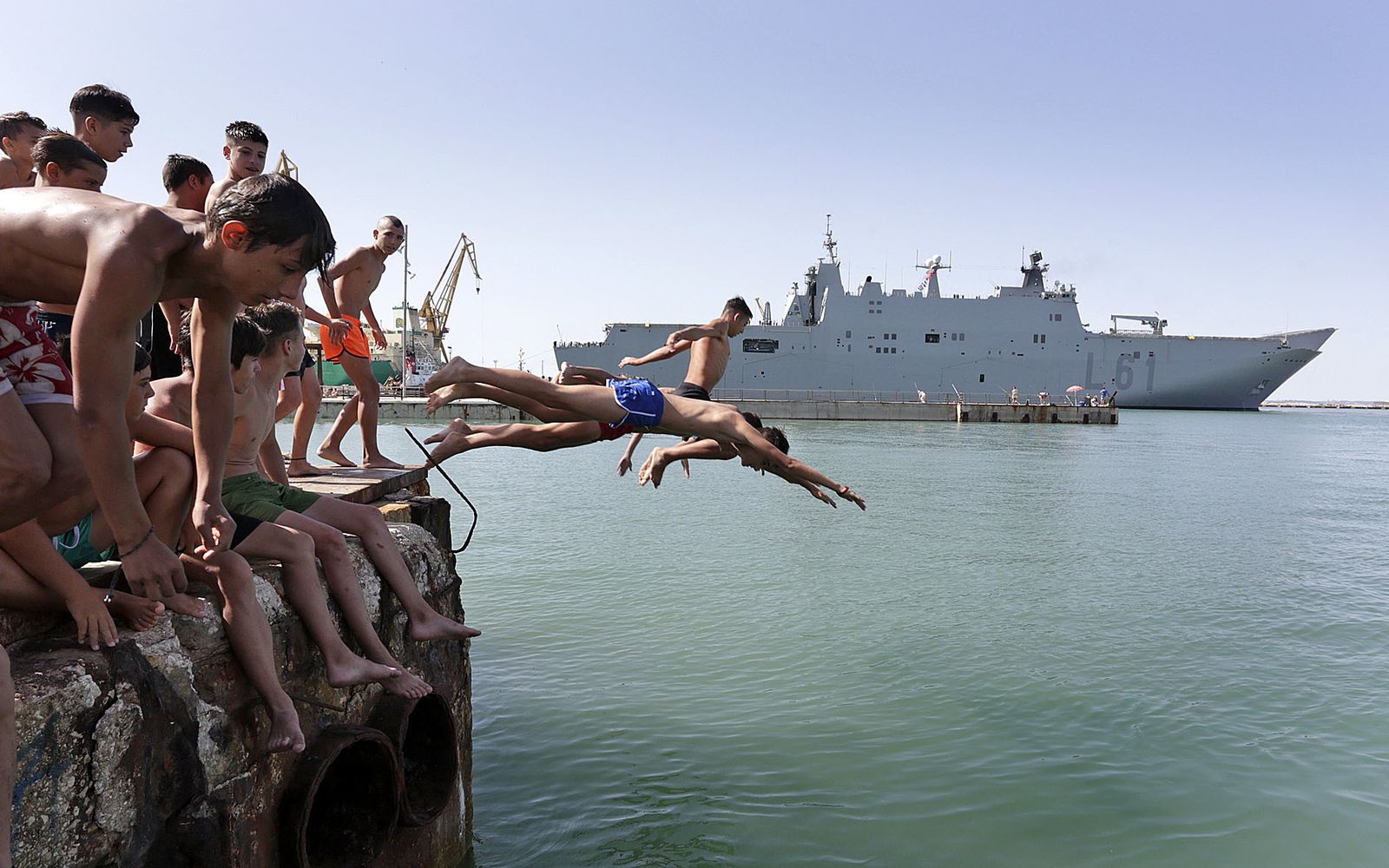 Las imágenes de la llegada del 'Juan Carlos I' al astillero de Cádiz