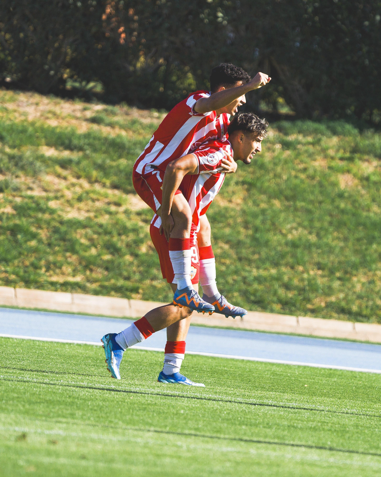 Rachad y Valen celebran uno de los goles de esta temporada.