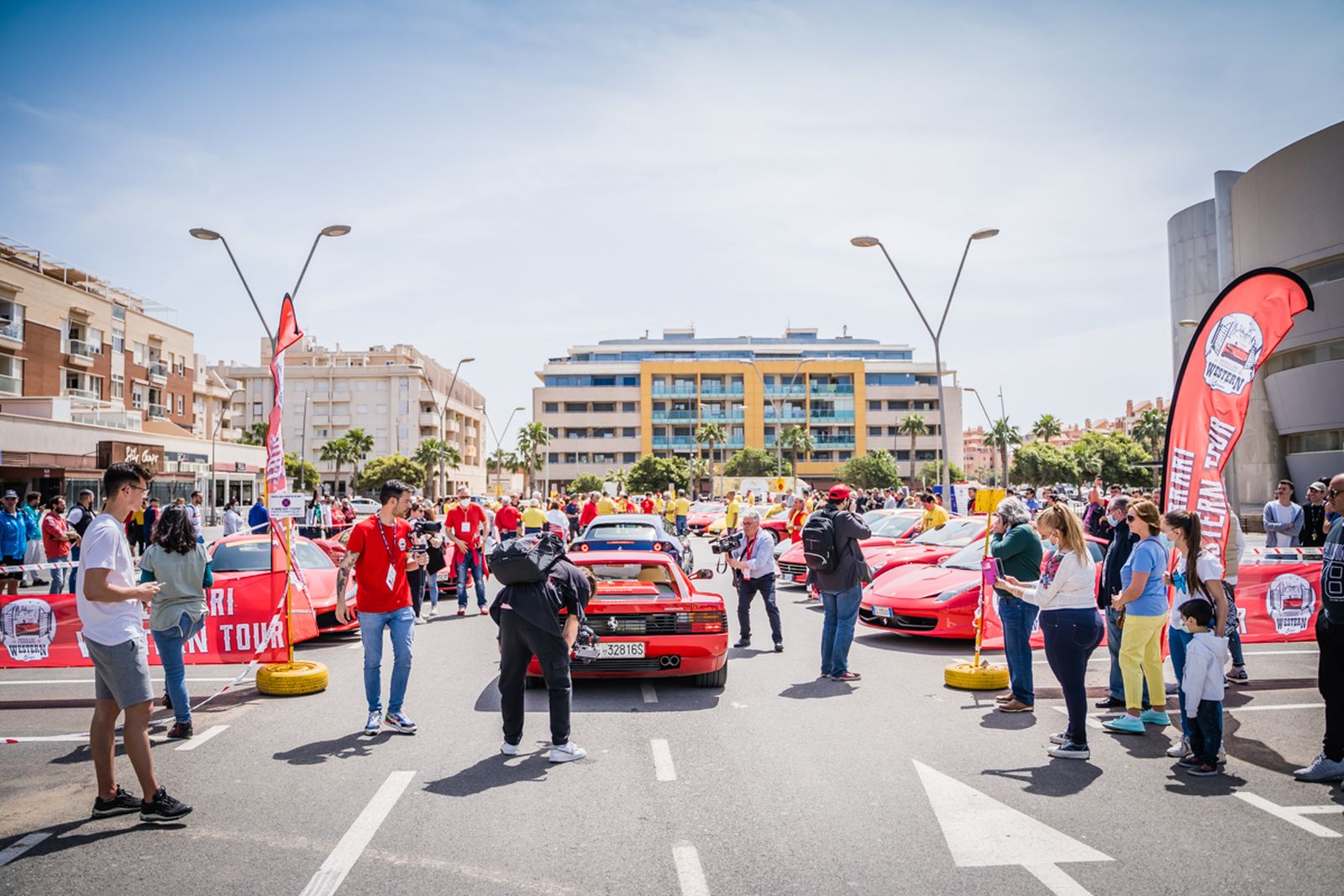 En imágenes: Los Ferrari conquistan Roquetas de Mar