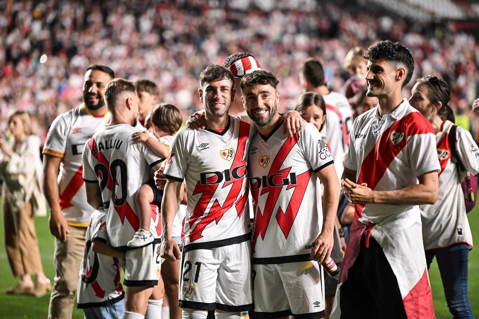 Los futbolistas rayistas celebran el éxito de la pasada temporada al clasificarse para la Conference.