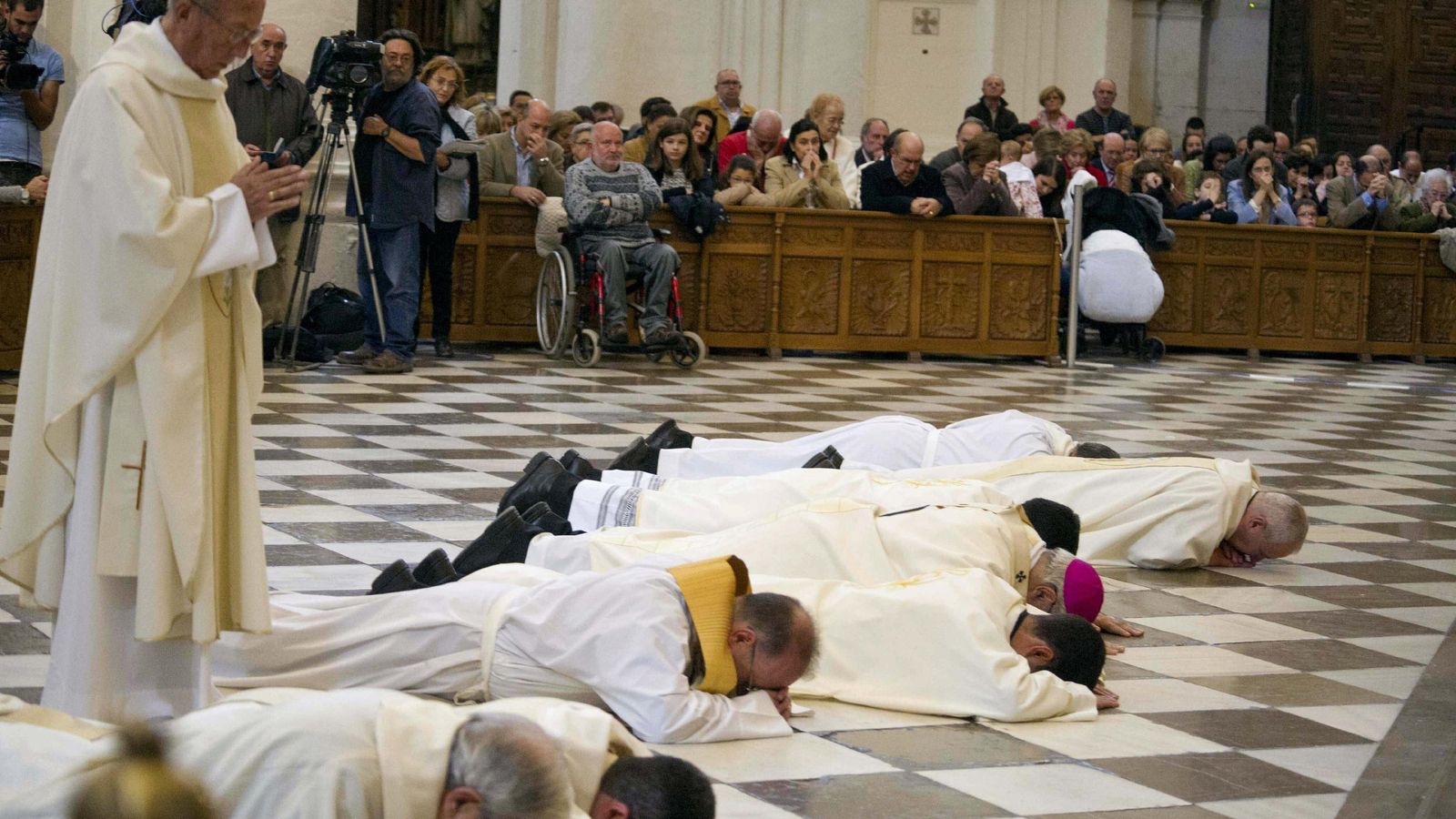 Tumbado en la Catedral para pedir perdón por el escándalo de los Romanones.