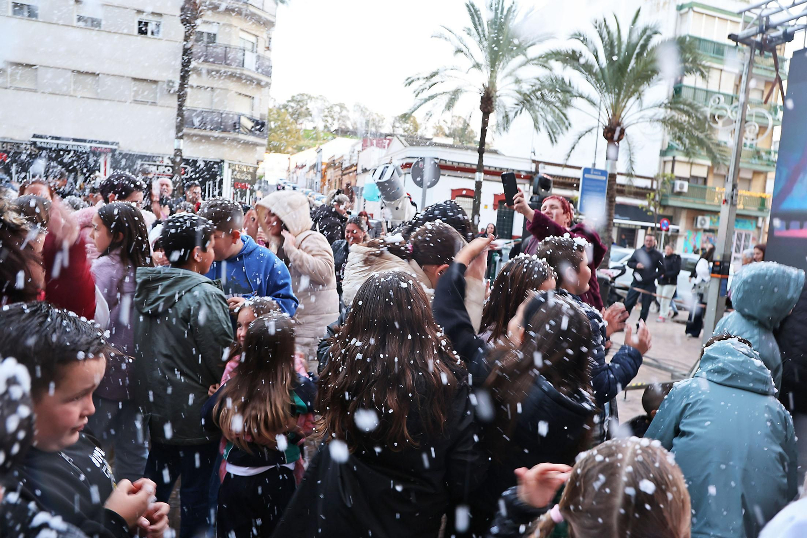 Una sorprendente nevada llena de alegría el barrio de Las Colonias