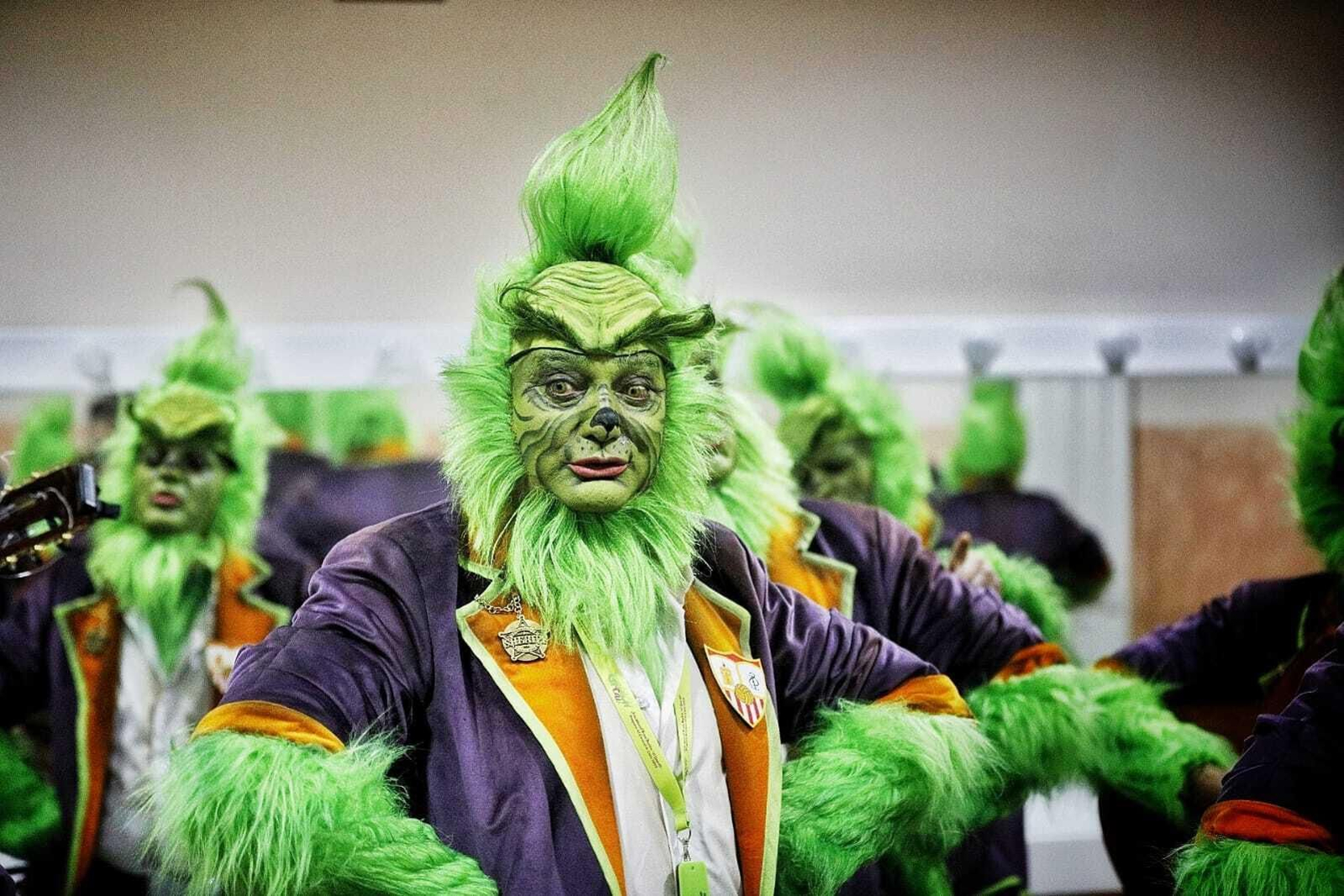 El Sheriff calentando voces en los camerinos.