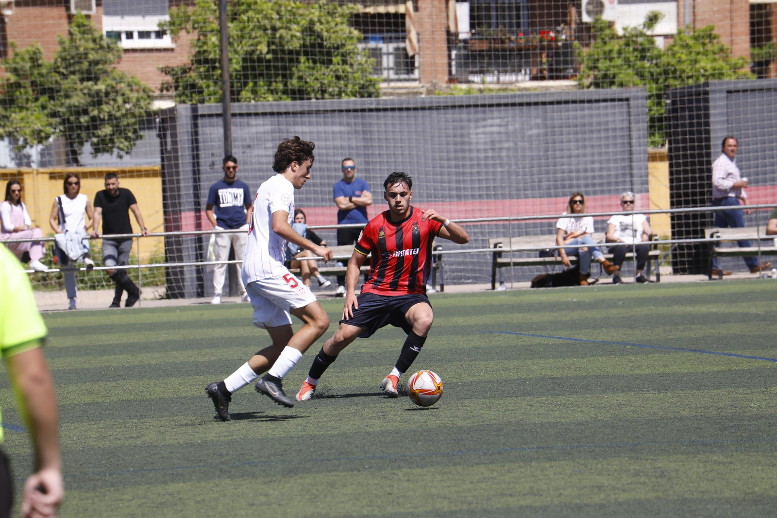 Rayo presiona a un jugador del Sevilla durante el partido.