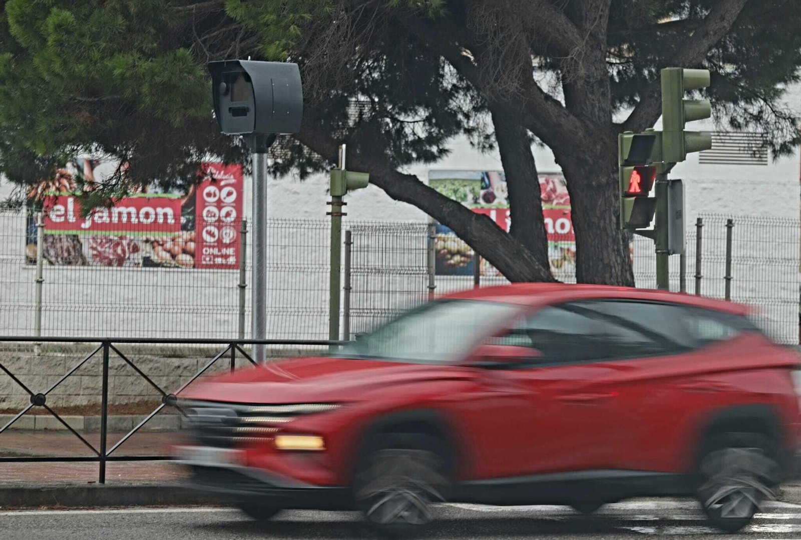 Un vehículo circula junto a una de las cabinas para radar móvil en Algeciras.