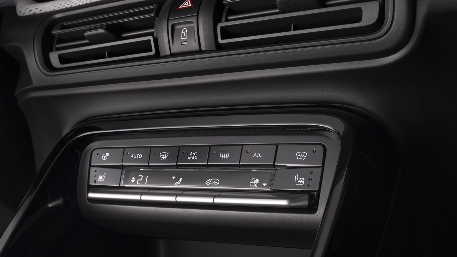 Los controles de la climatización, manual en el You y automática en el Max, se concentran por debajo de los aireadores centrales.