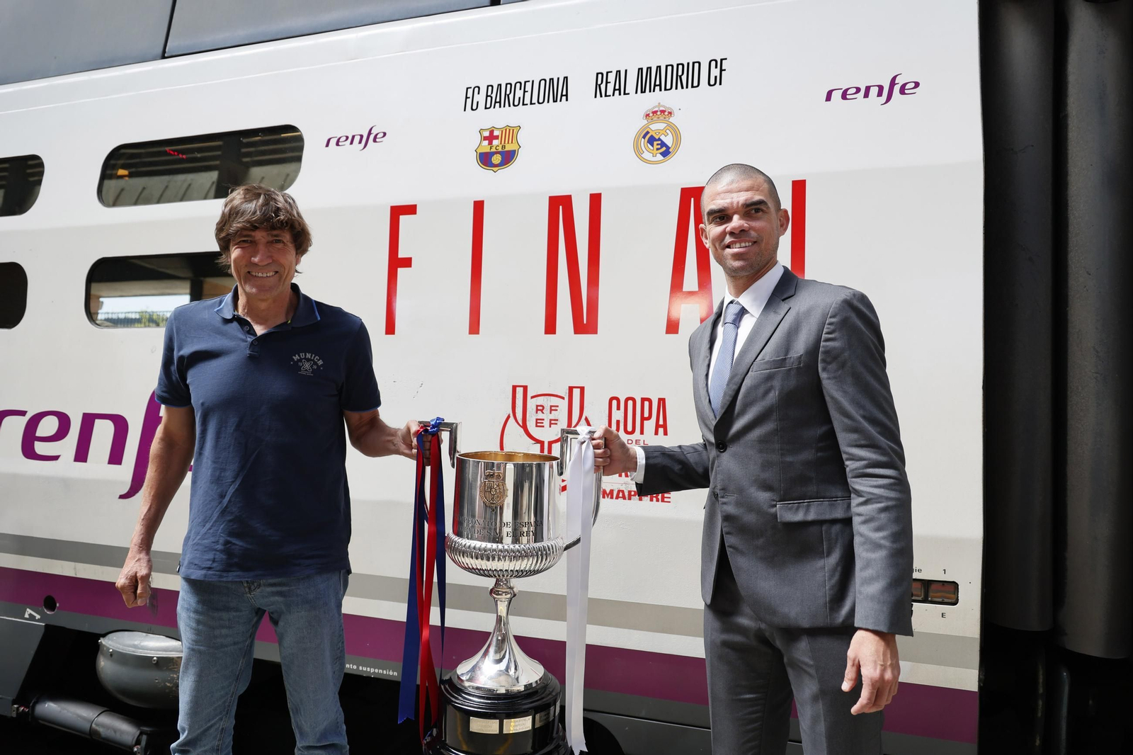 Las imágenes de la llegada de la Copa del Rey a Sevilla