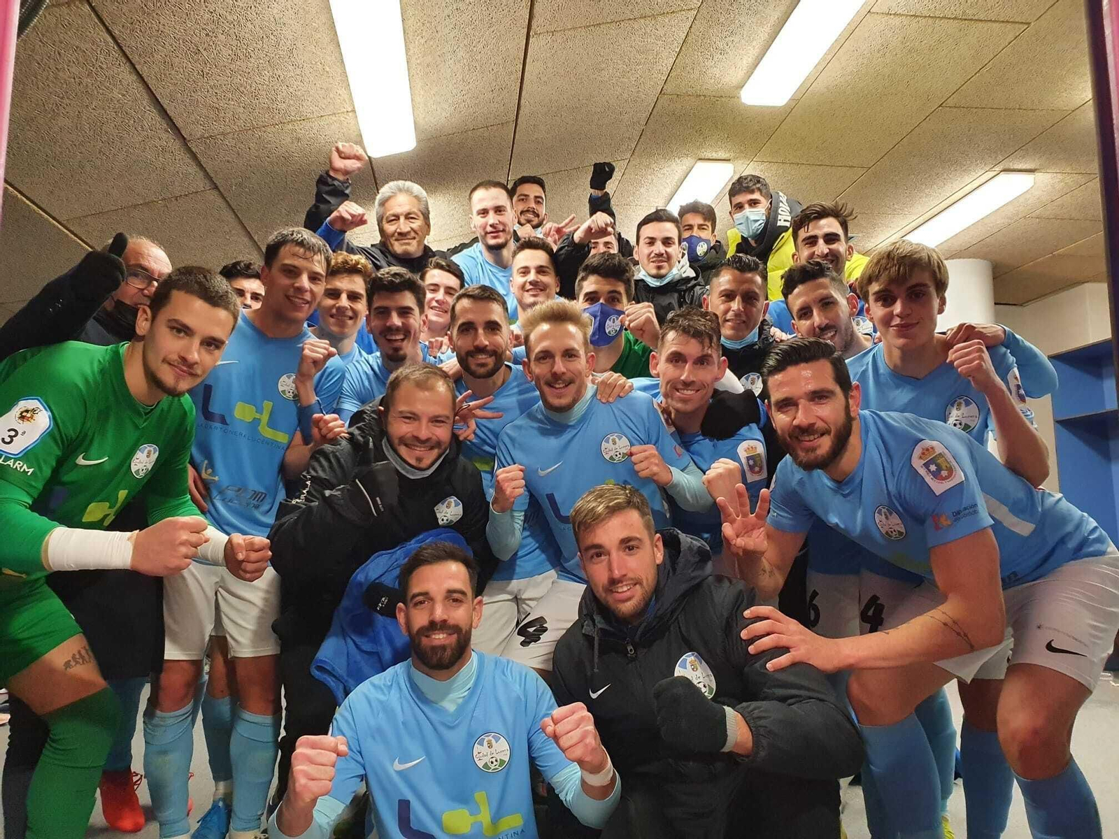 Los jugadores del Ciudad de Lucena celebran su triunfo a La Palma.