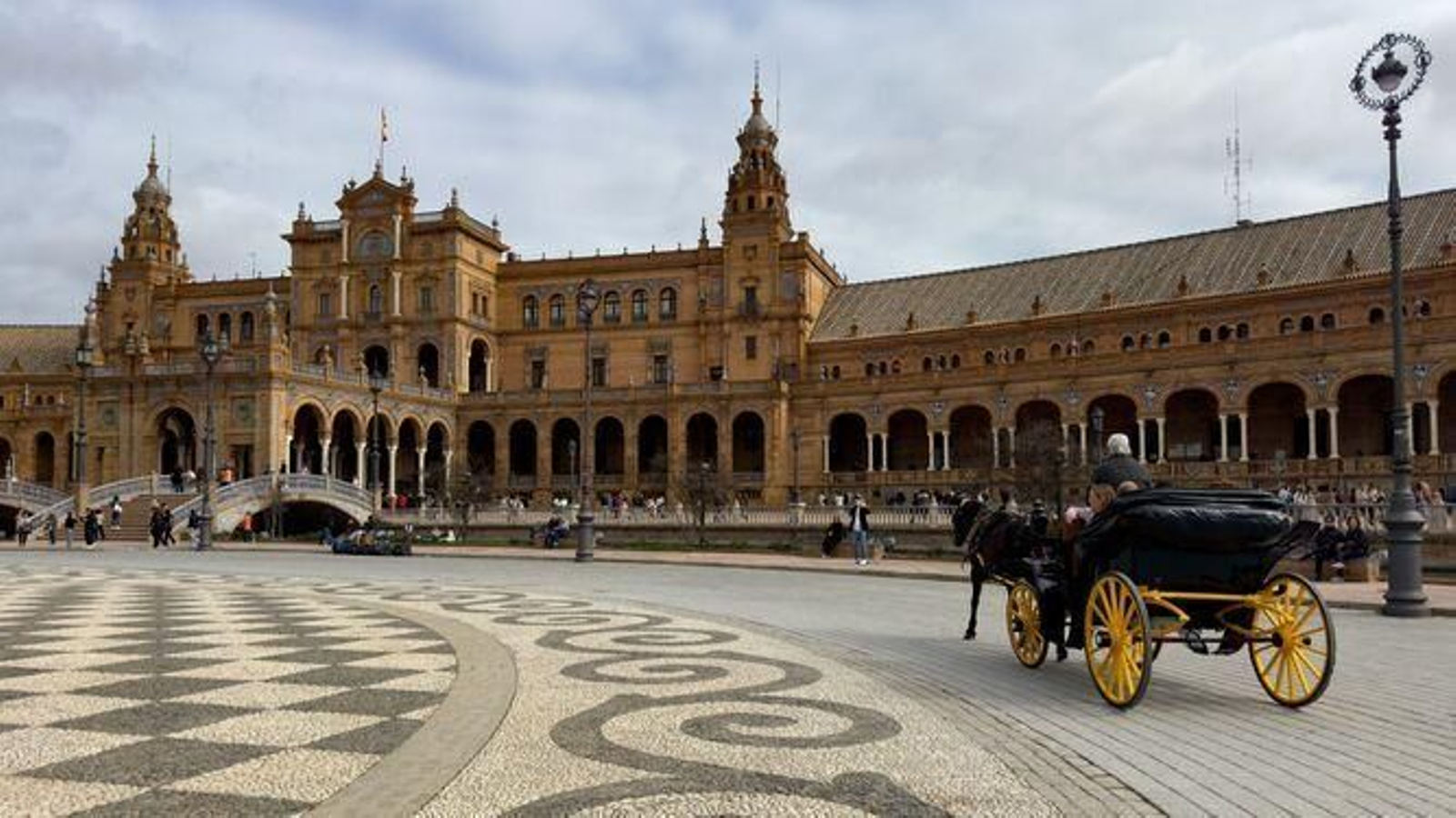 Un coche de caballos el centro de la Plaza de España.