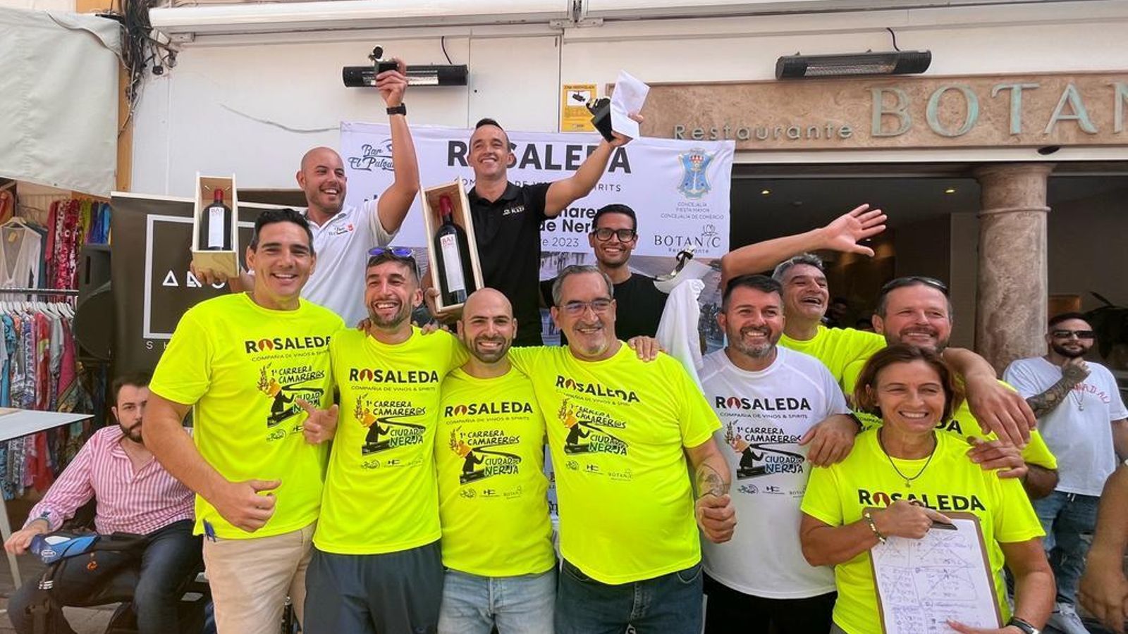 Los tres ganadores con los organizadores de la I Carrera de Camareros de Nerja Los tres ganadores con los organizadores de la I Carrera de Camareros de Nerja