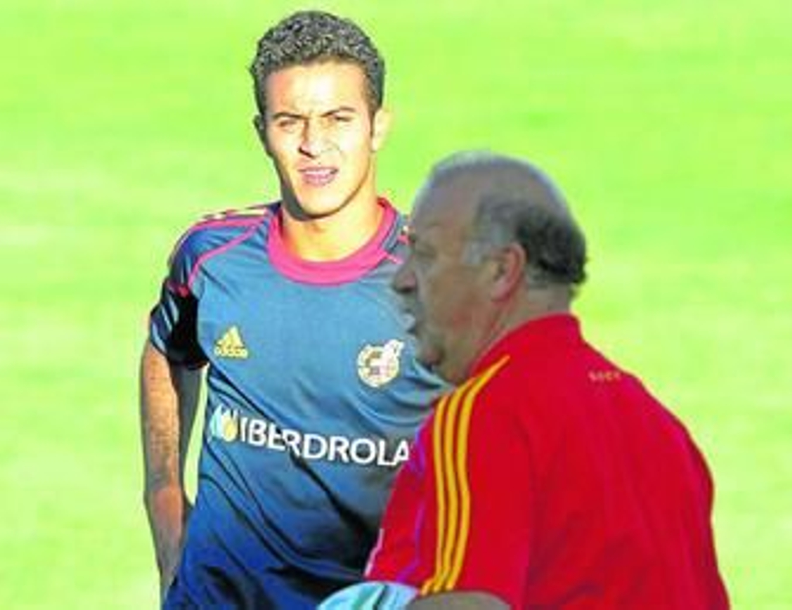 Thiago atiende a las explicaciones de Vicente del Bosque.