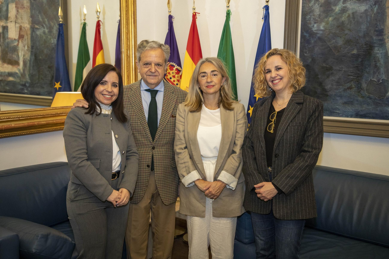 Foto de familia tras la firma del convenio entre la Diputación de Córdoba y Cruz Roja. Foto de familia tras la firma del convenio entre la Diputación de Córdoba y Cruz Roja.
