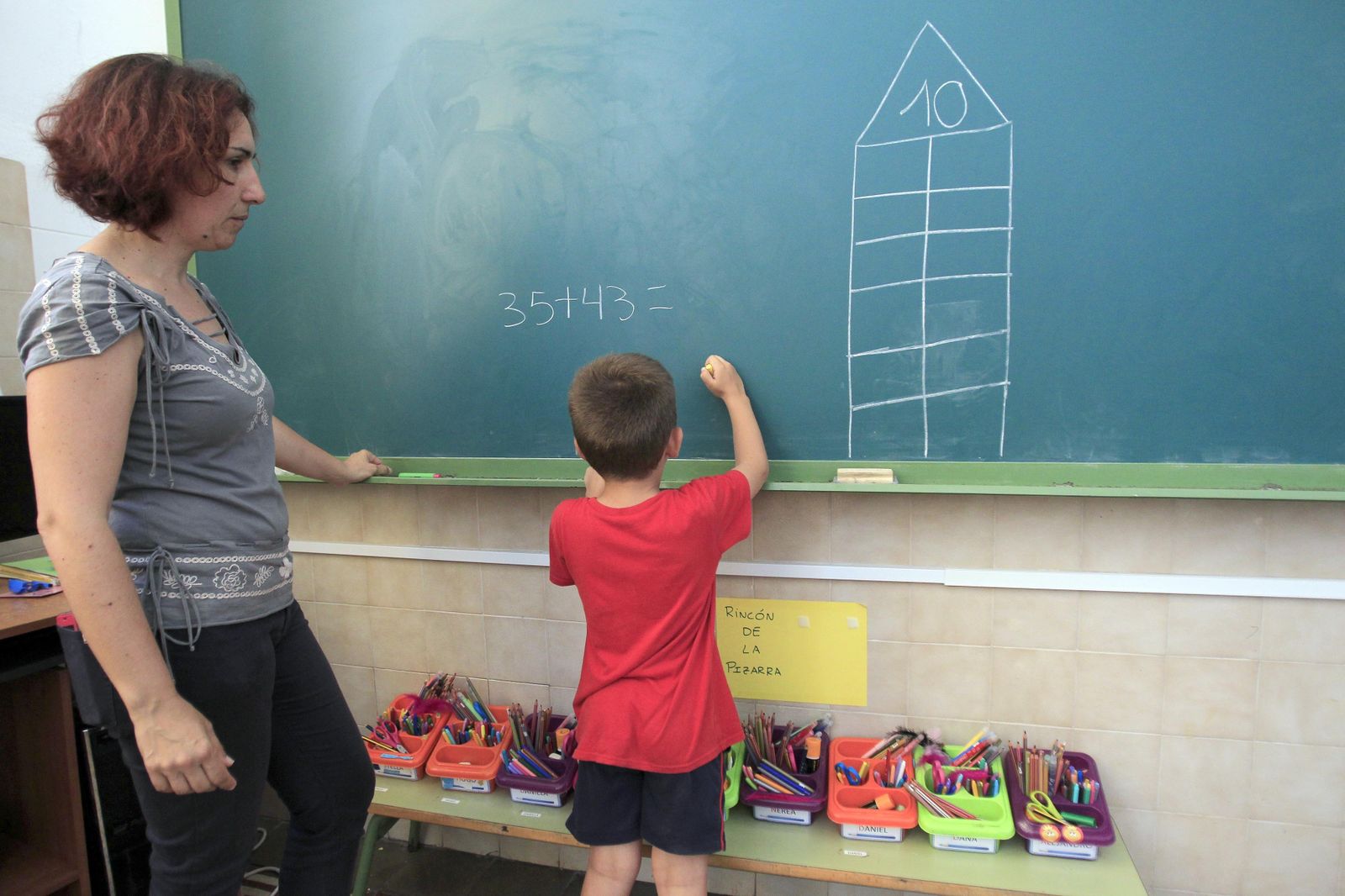 Un alumno atiende a las explicaciones de su maestra en un colegio de la comarca, centros en los que se ha informado de esta campaña.