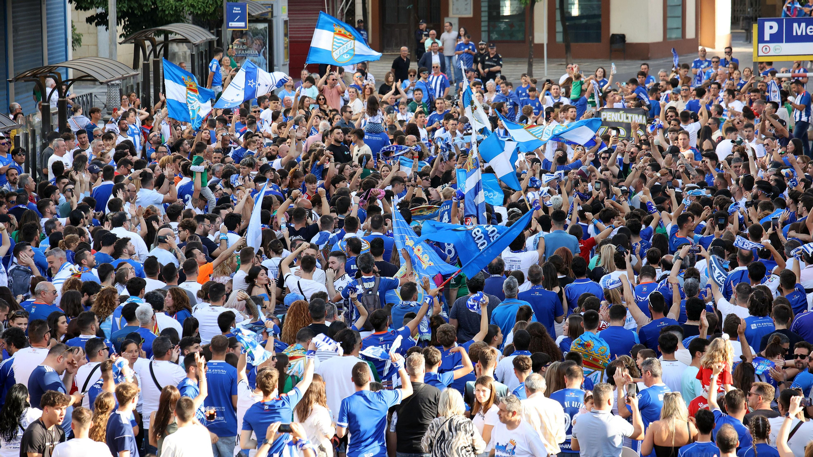 Baño de masas del Xerez CD en Jerez por su ascenso