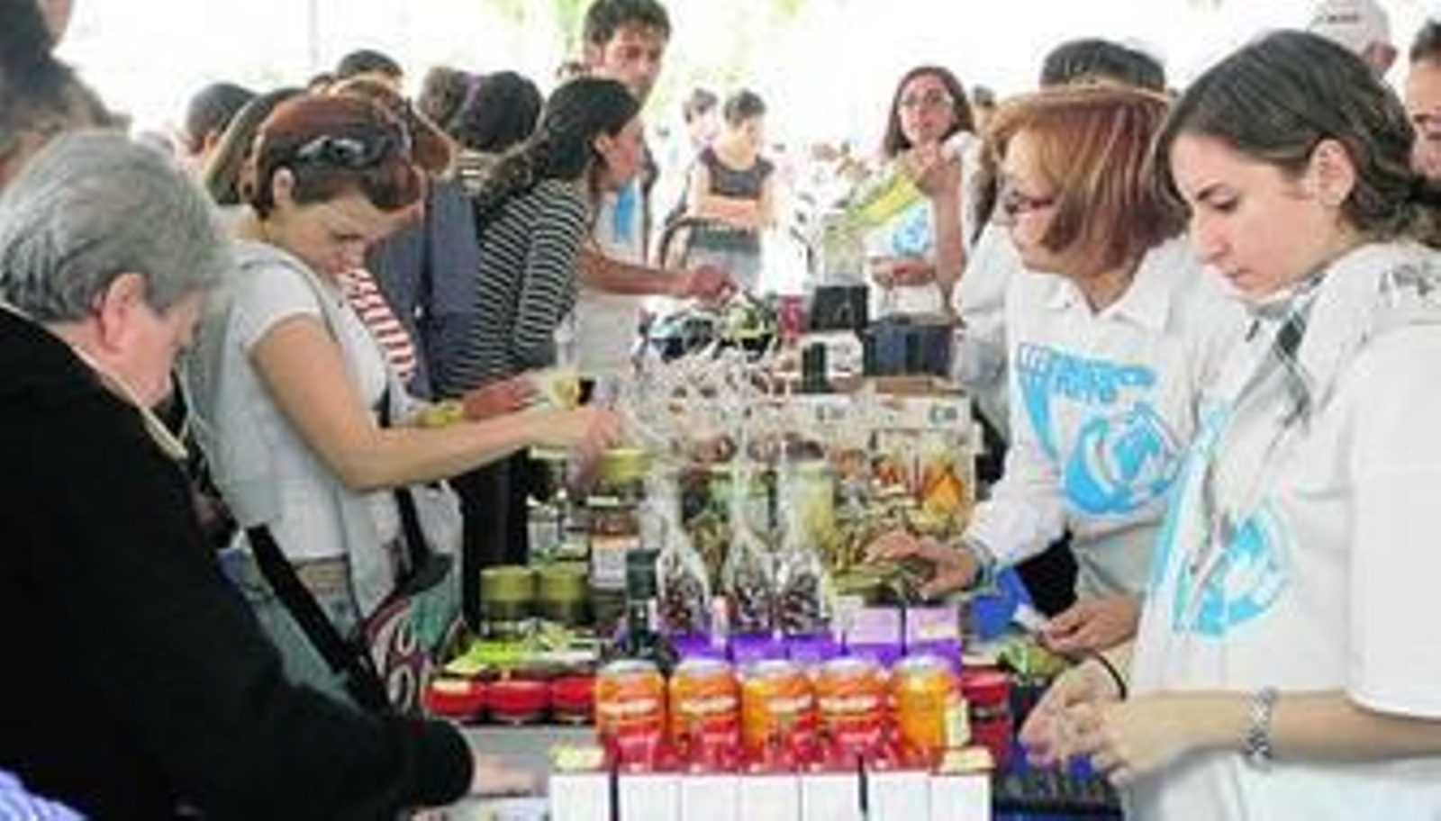 Un mercadillo de productos de comercio justo organizado por la ONG Intermón Oxfam.