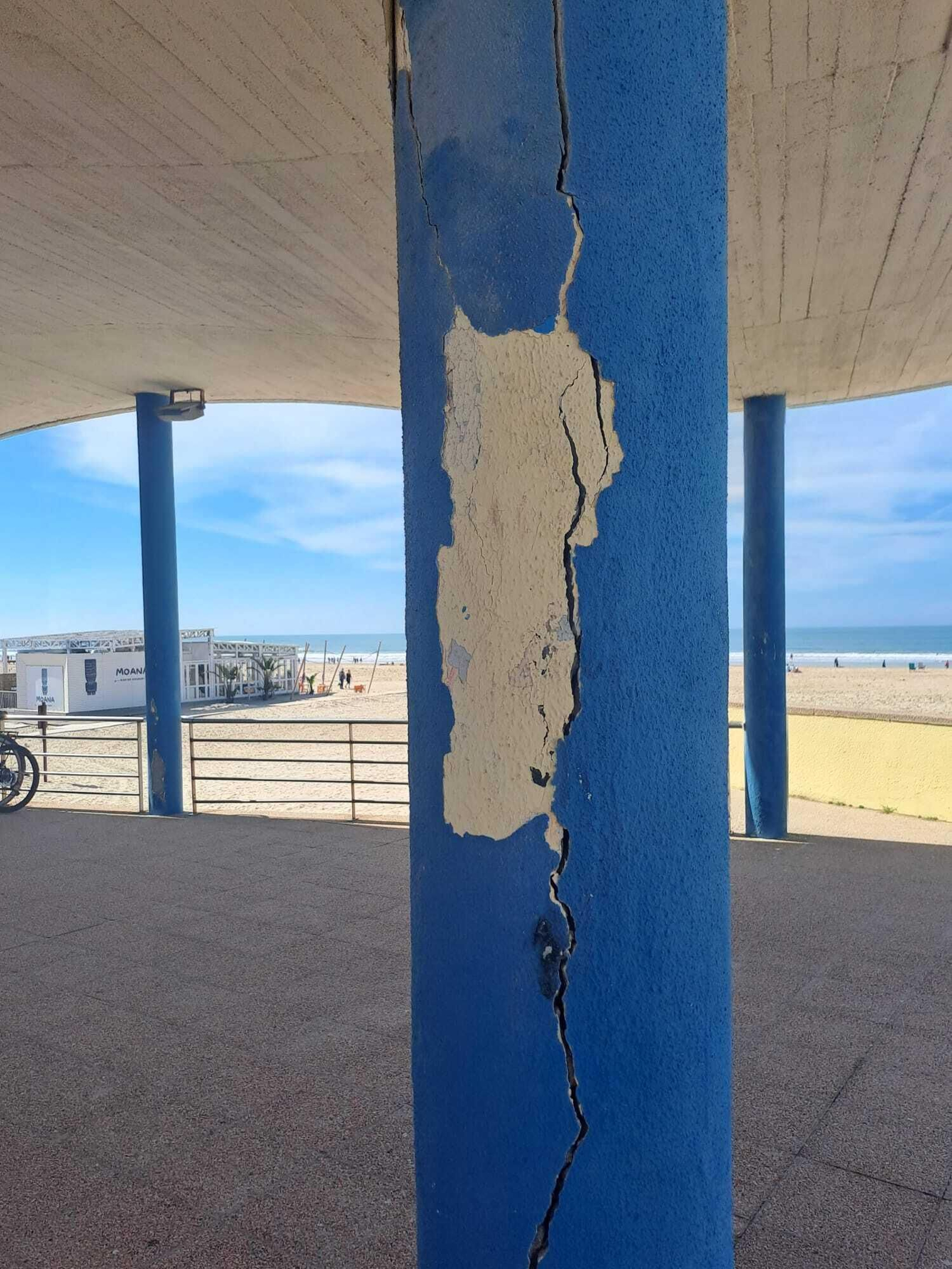 El mal estado de la pérgola de la playa de Cortadura