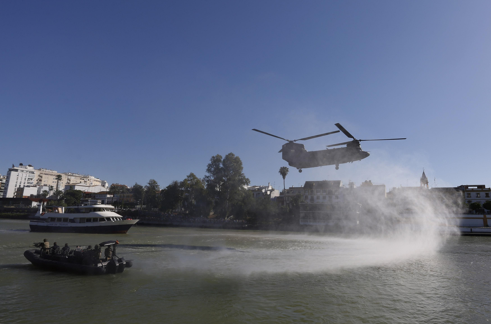 La demostración del Ejército en el Guadalquivir