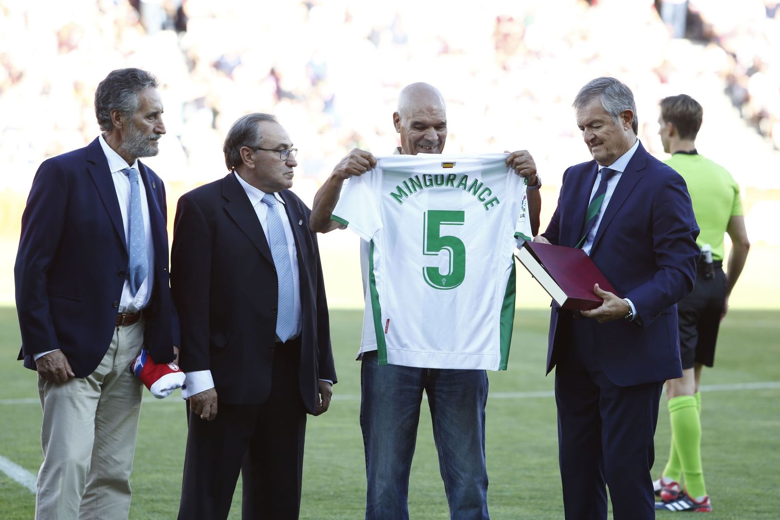 Mingorance, con la camiseta blanquiverde, en el homenaje realizado por Granada y Córdoba CF en 2018.