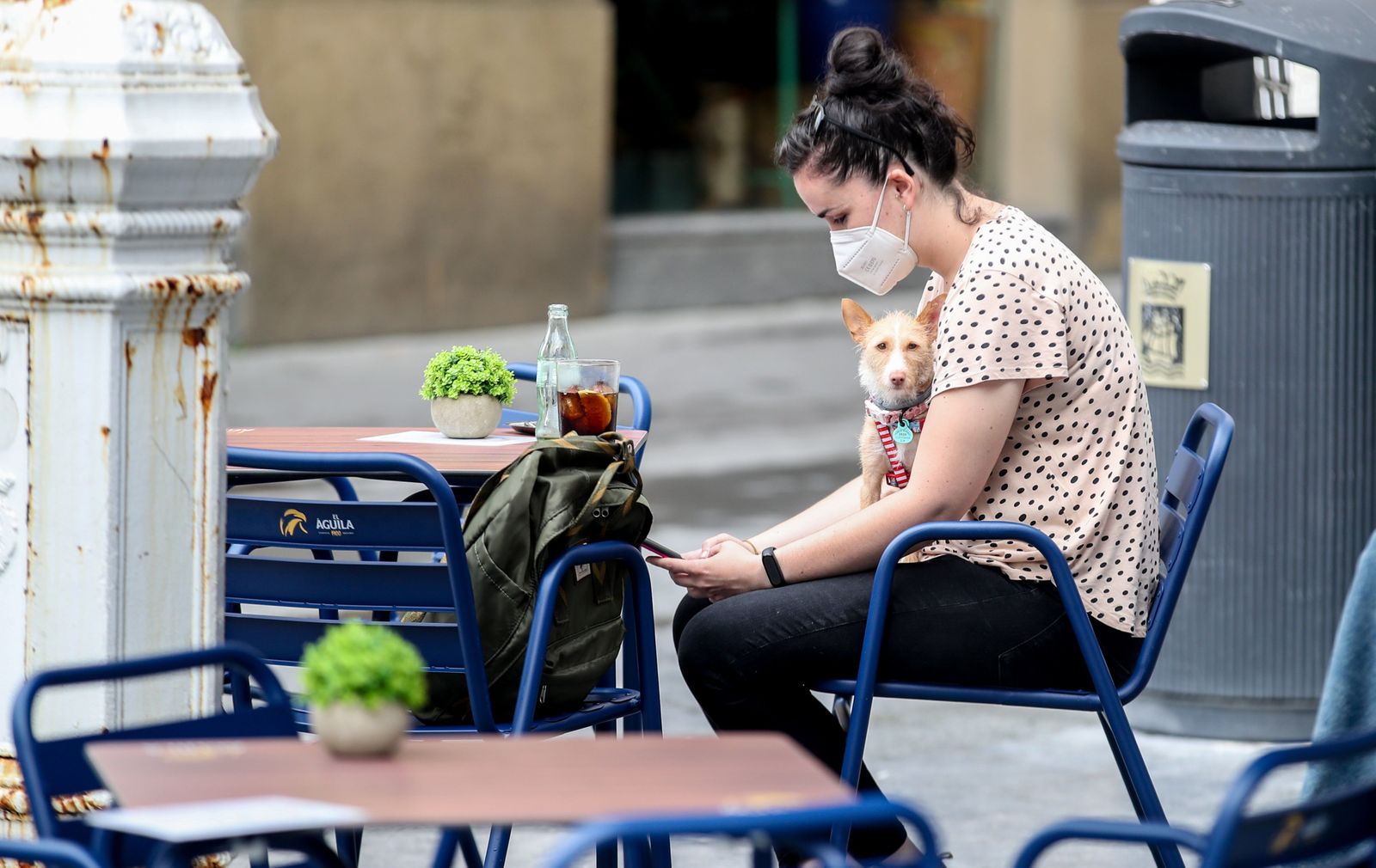 Una joven en una terraza de San Sebastián.