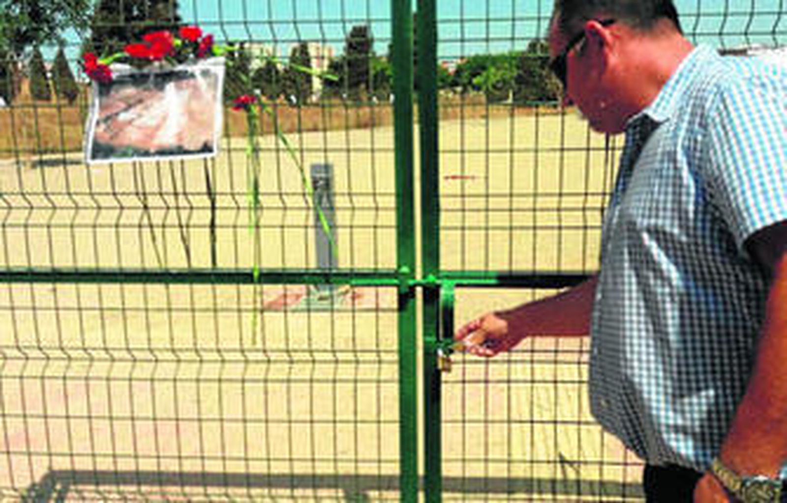 Momento en el que parque canino fue cerrado ayer cautelarmente.