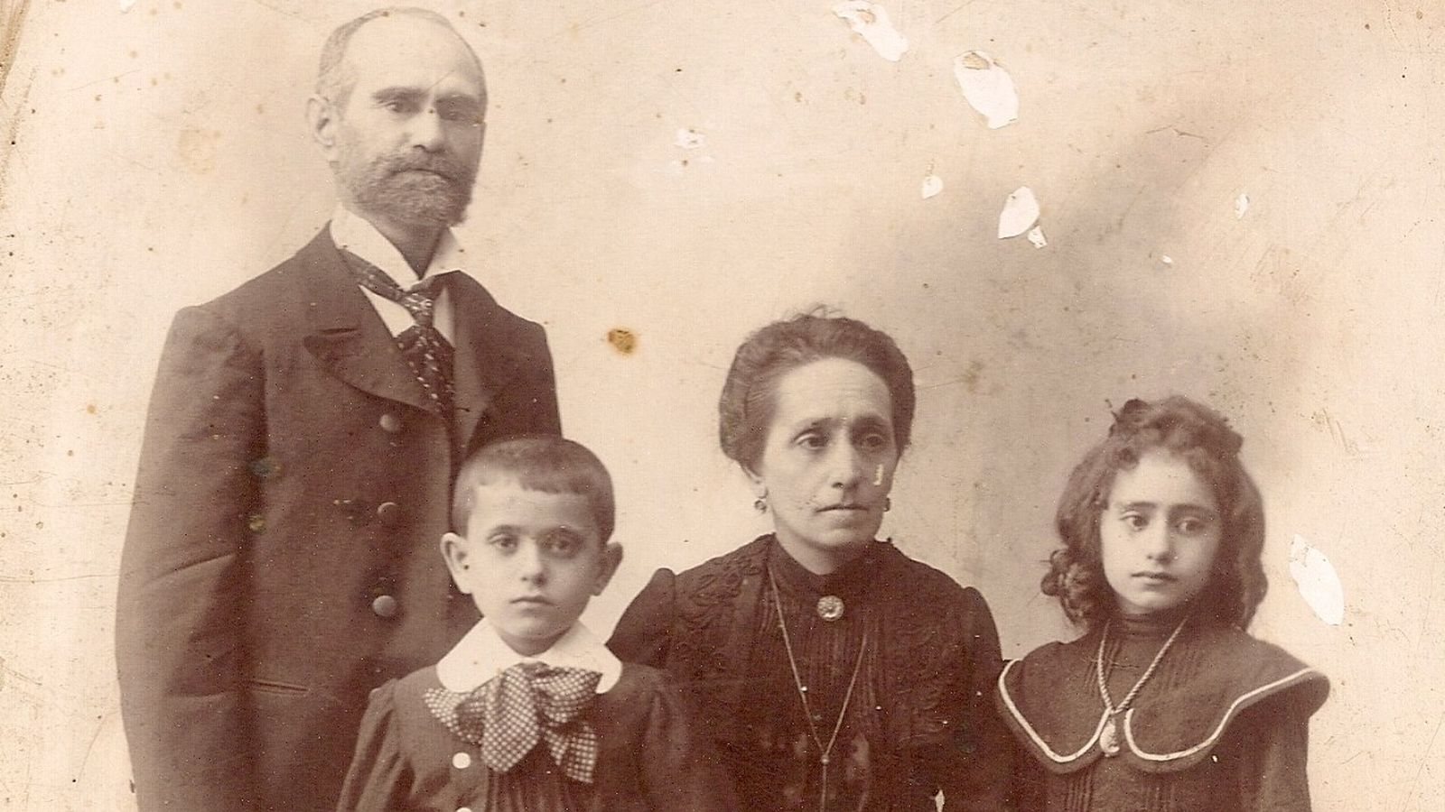 Uldarico de niño con sus padres y su hermana.