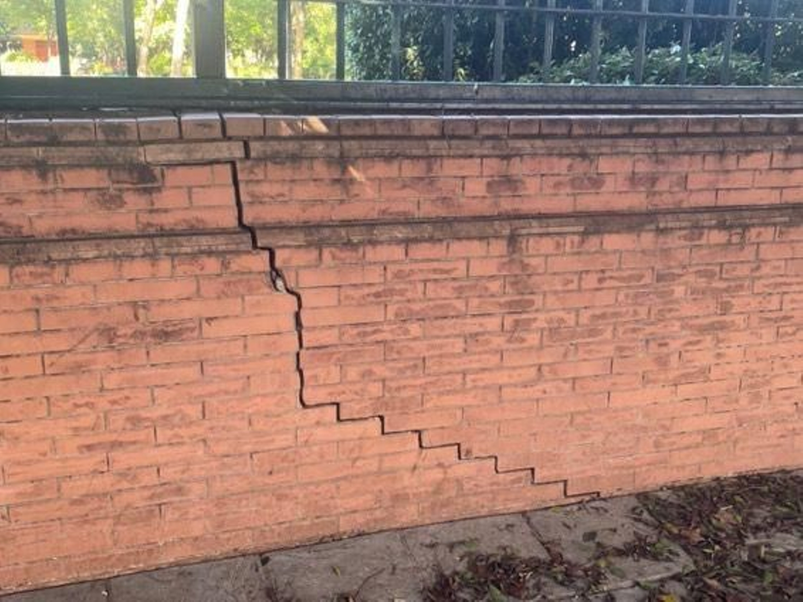 Las grietas del cerramiento de los Jardines del Prado en Diego de Riaño