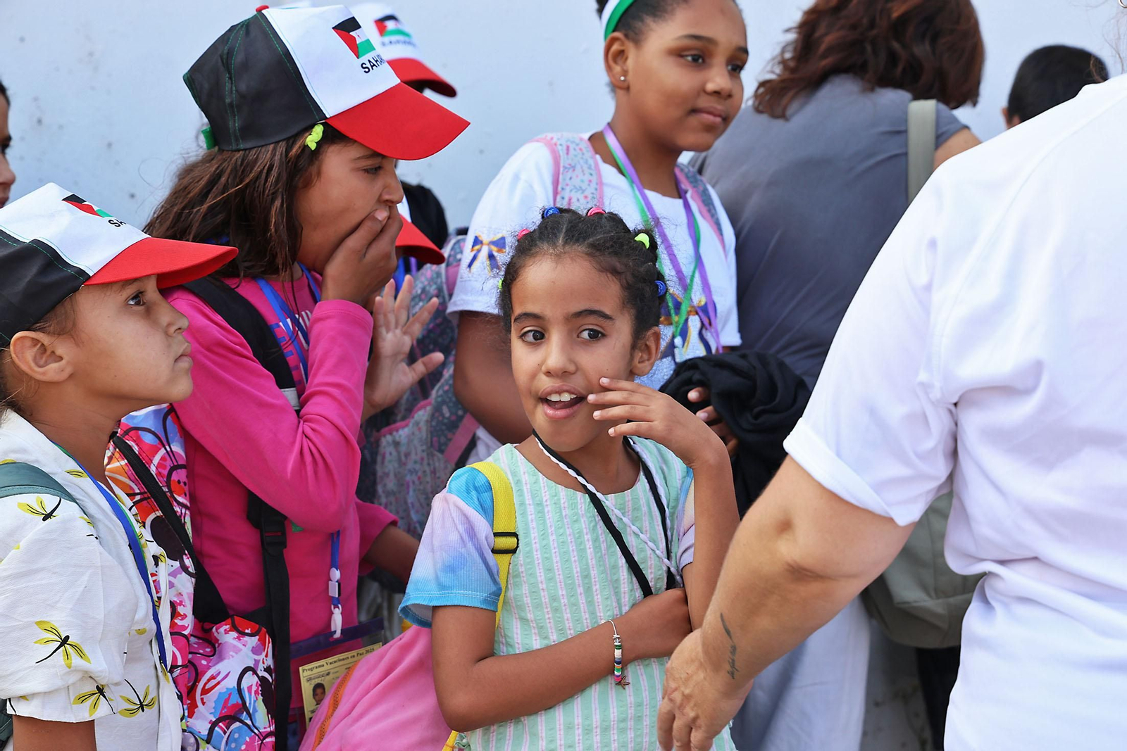 Imágenes del recibimiento a los  niños procedentes de los campamentos saharauis que pasarán sus vacaciones en Huelva