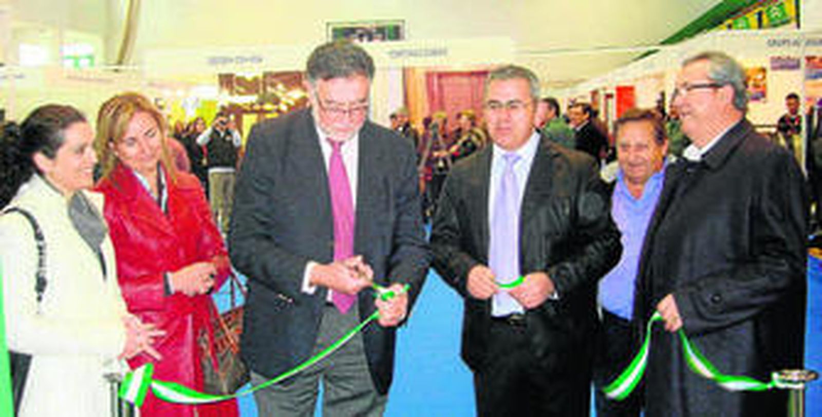 El alcalde junto a concejales y representantes de ACEH en la inauguración del Salón de Muestras