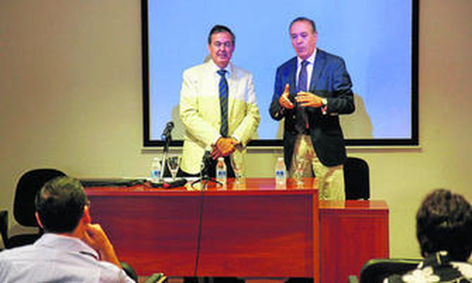 El catedrático Juan Iranzo junto con el presidente del Banco Europeo de Finanzas, Manuel Atencia.