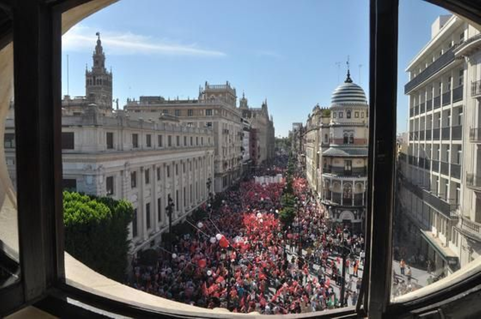 Los sindicatos recorren las calles del centro de la capital.

Foto: Manuel Gómez