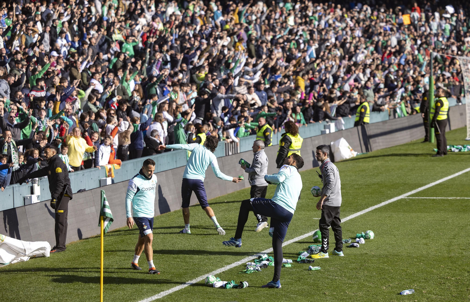 El entrenamiento del Betis a puerta abierta, todas las fotos