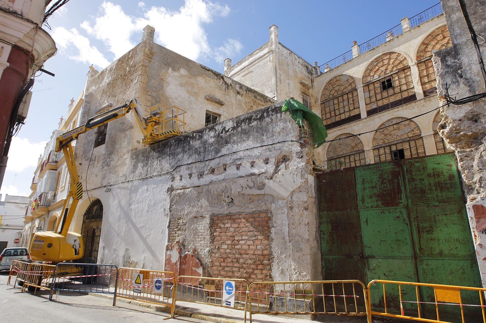 Una grúa, en la fachada trasera de la Casa Lazaga, donde se están llevando trabajos para garantizar la seguridad durante la redacción del proyecto.