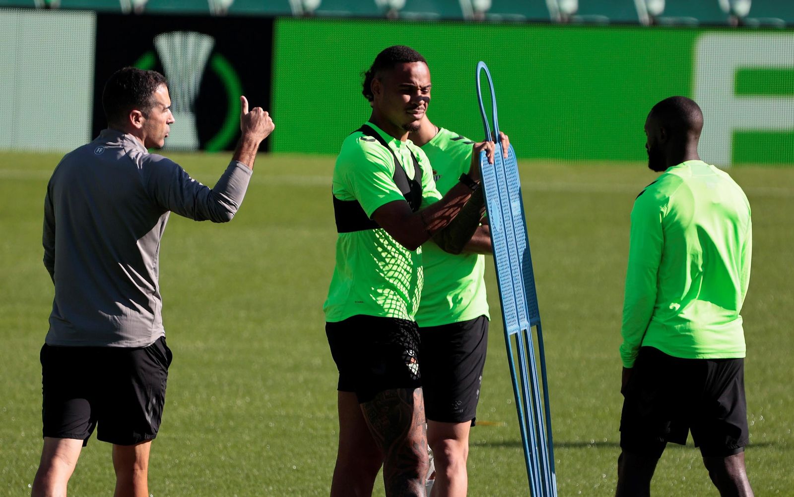 Fernando dialoga con Natan.