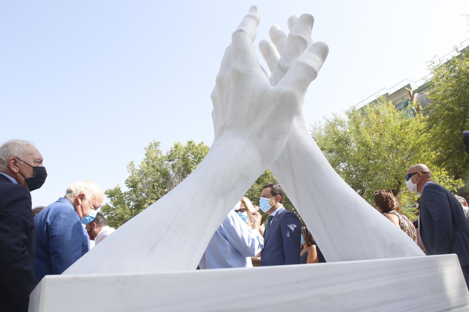 La escultura en honor a los sanitarios en Córdoba, en fotos