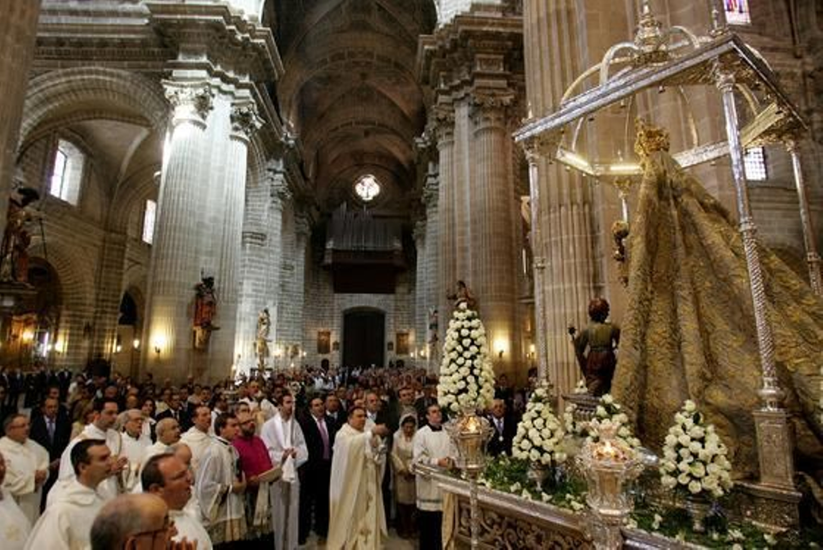 La imagen de Nuestra Señora de la Merced ha procesionado de regreso a su basílica tras una misa pontifical oficiada en el primer templo diocesano y presidida por el prelado José Mazuelos. 

Foto: Pascual