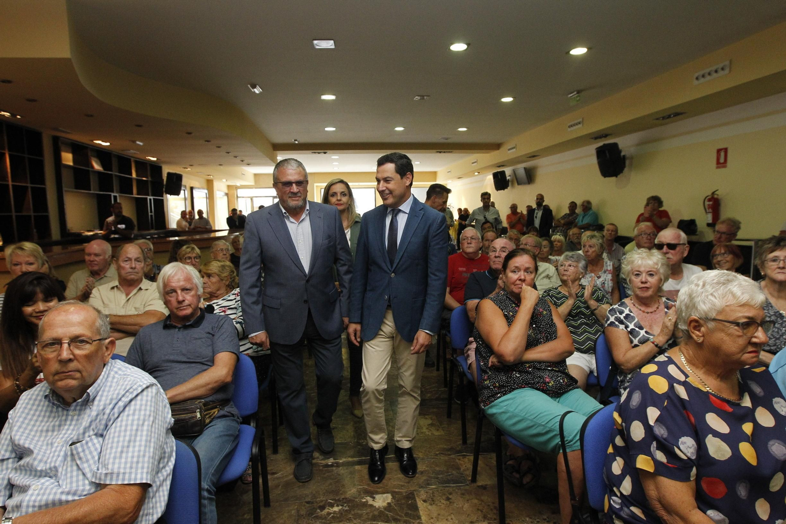 Fotogalería reunión Presidente Junta Andalucía, Juanma Moreno, con dueños viviendas irregulares del Almanzora