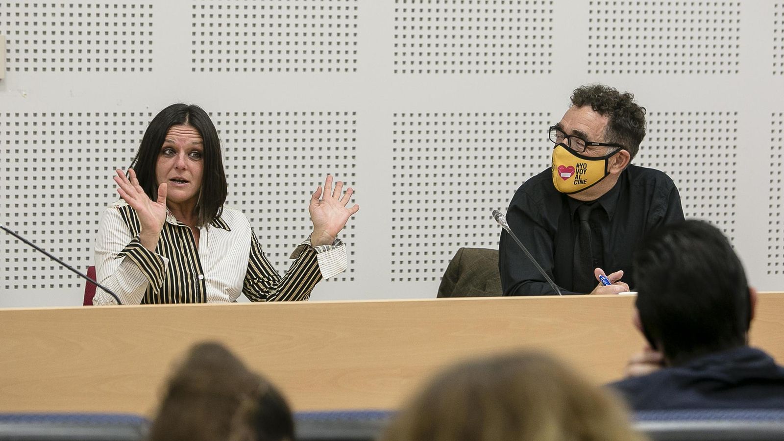 La actriz Estefanía de los Santos y el director de la Escuela de Cine de la UCA, Bruto Pomeroy.
