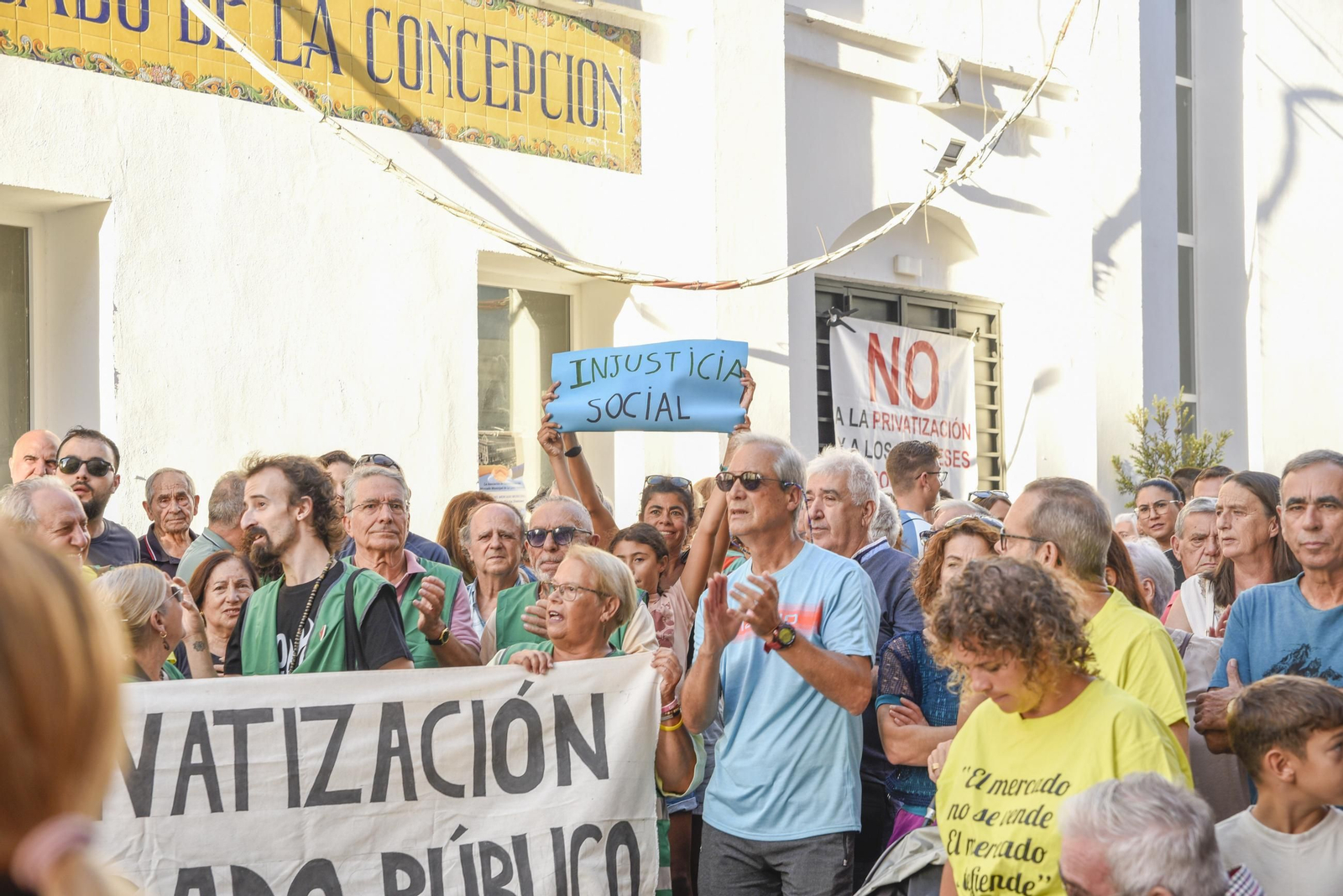 Las fotos de la protesta de los comerciantes de La Línea por la gestión del mercado municipal