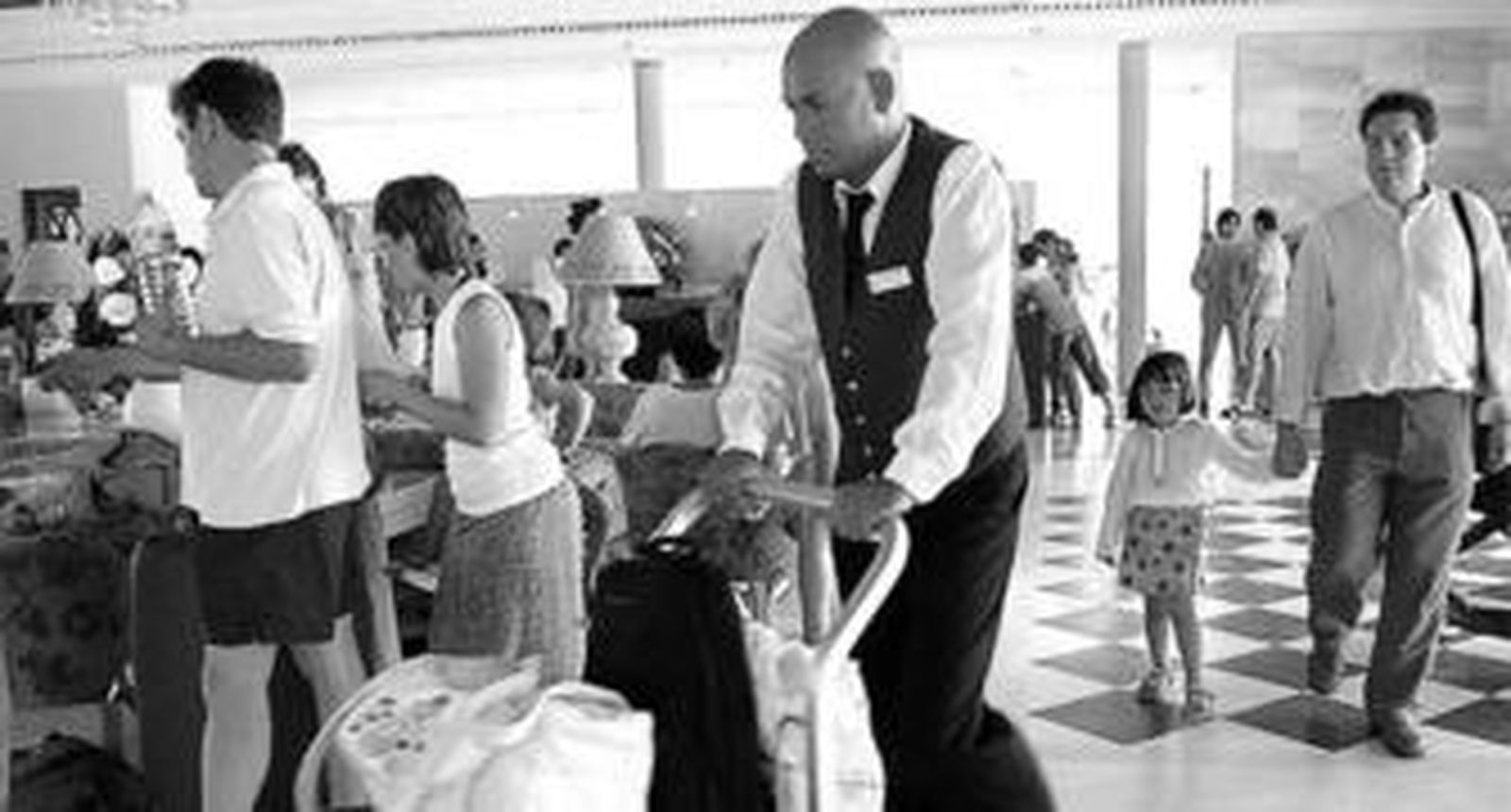 Un empleado de un hotel traslada el equipaje de los clientes del establecimiento.