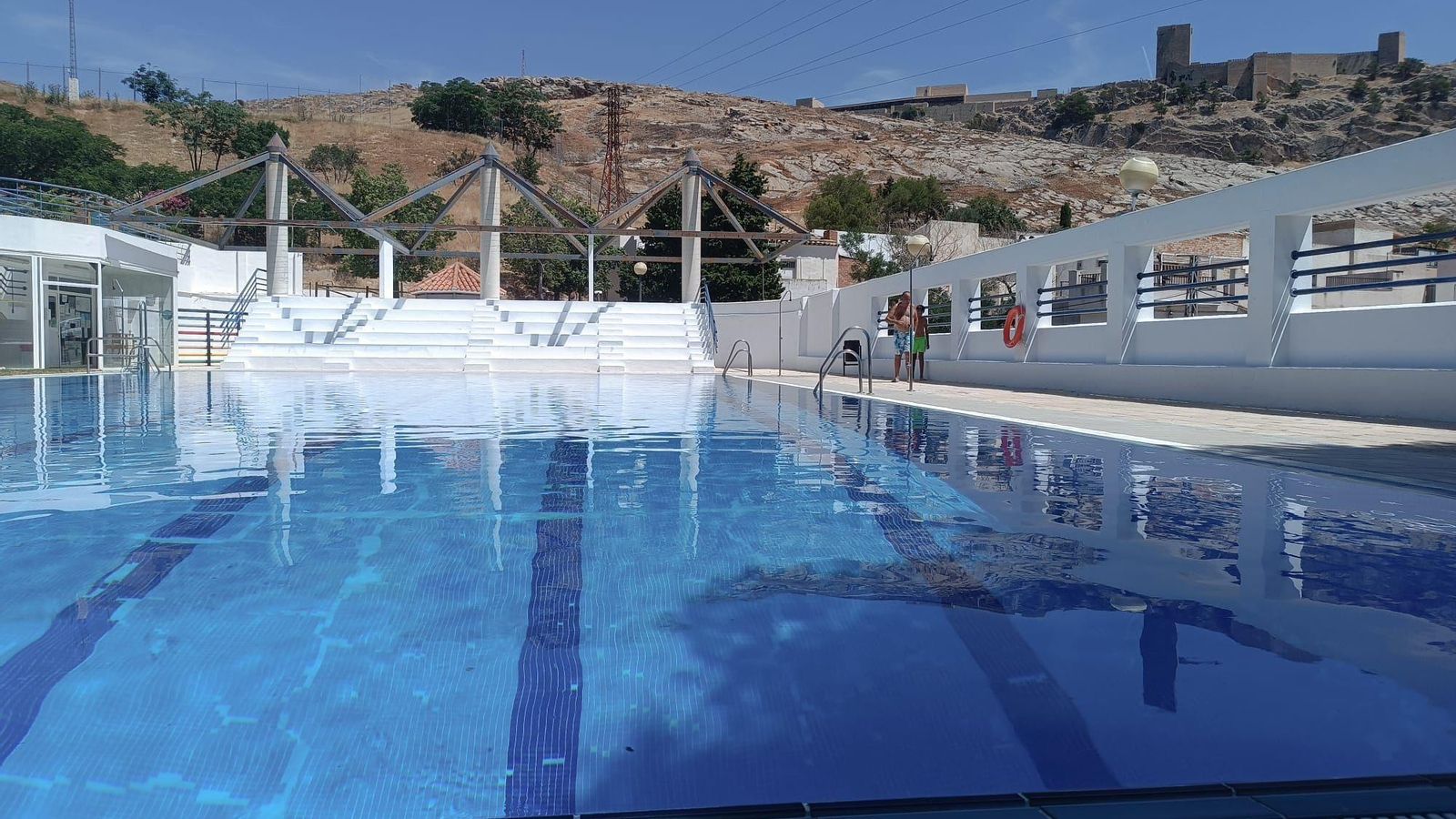 La piscina de El Tomillo con vistas al Castillo de Santa Catalina. La piscina de El Tomillo con vistas al Castillo de Santa Catalina.