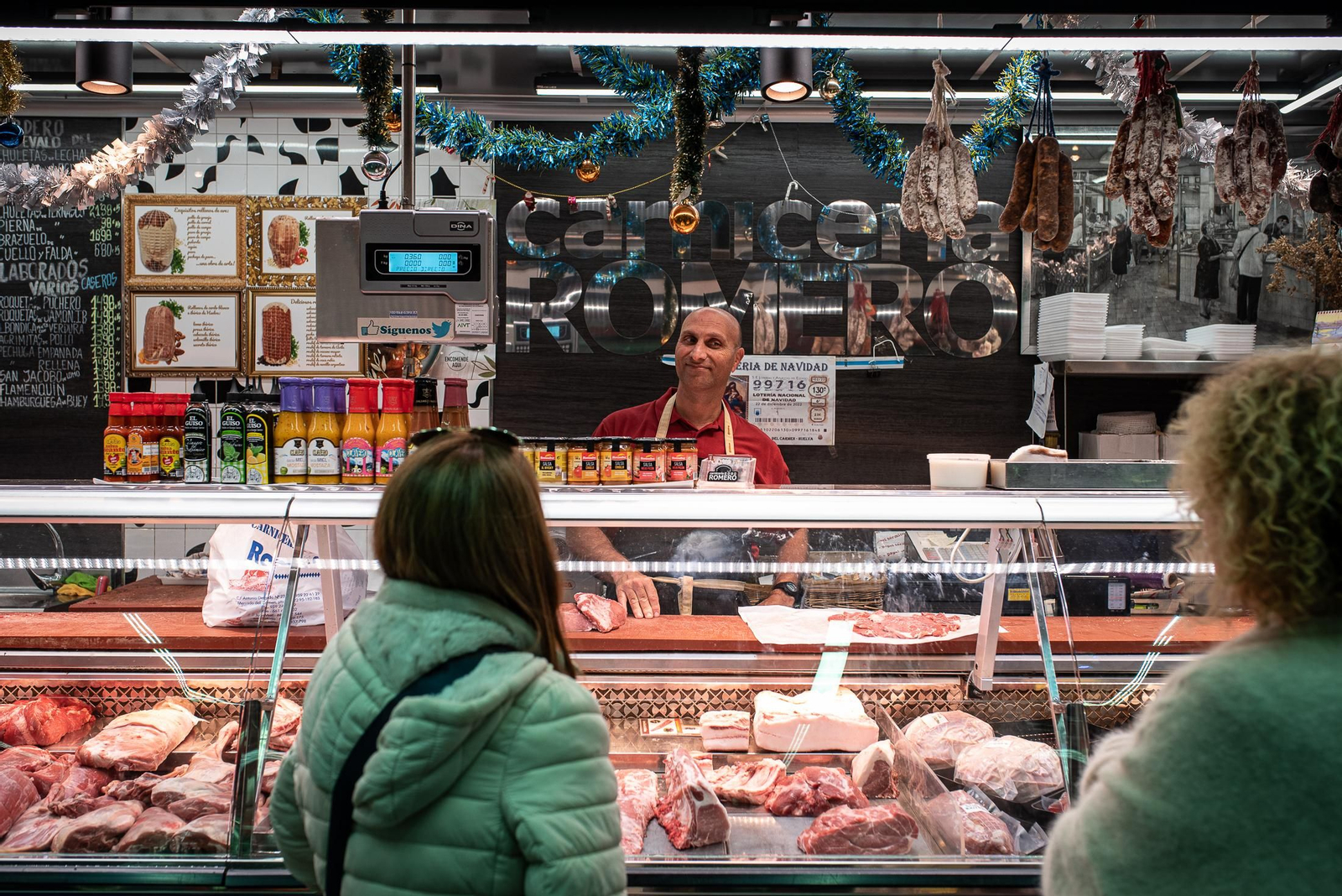 Las últimas compras en el Mercado del Carmen antes de Navidad, en imágenes
