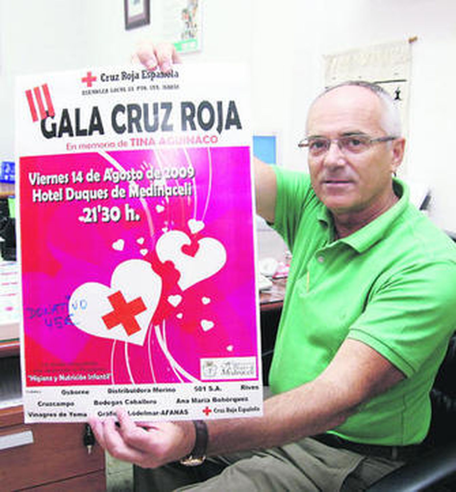 Juan Ruiz-Herrera Gallero, con el cartel que anuncia la gala del próximo día 14.